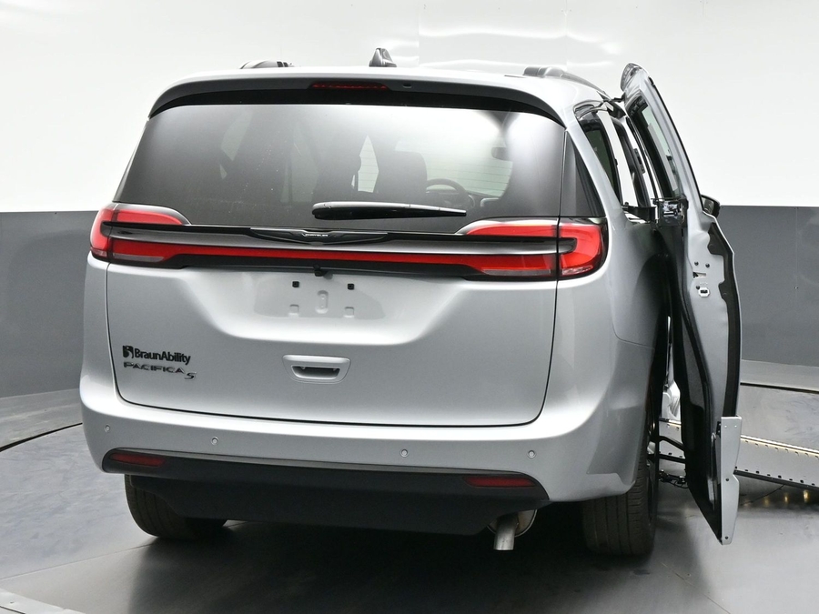 New 2026 Chrysler Pacifica Select Sport - BraunAbility Side Entry In Floor Automatic Ramp