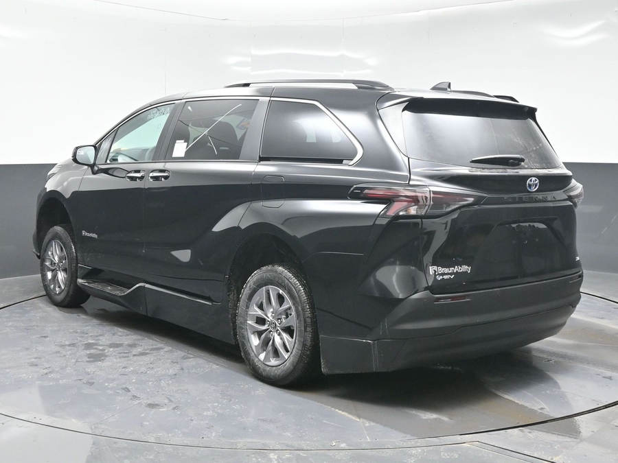 Black Toyota Sienna image number 4