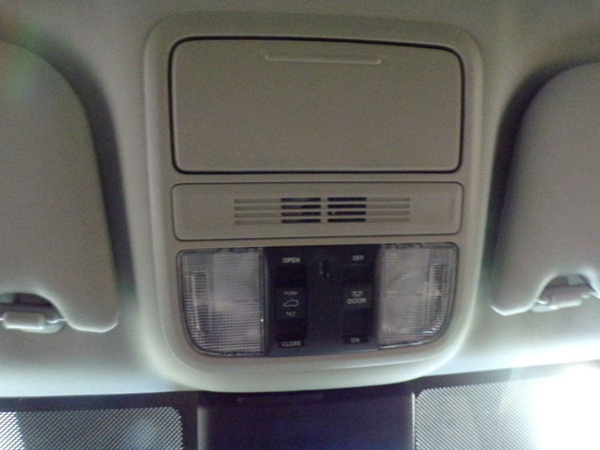 Grey Honda Odyssey image number 15