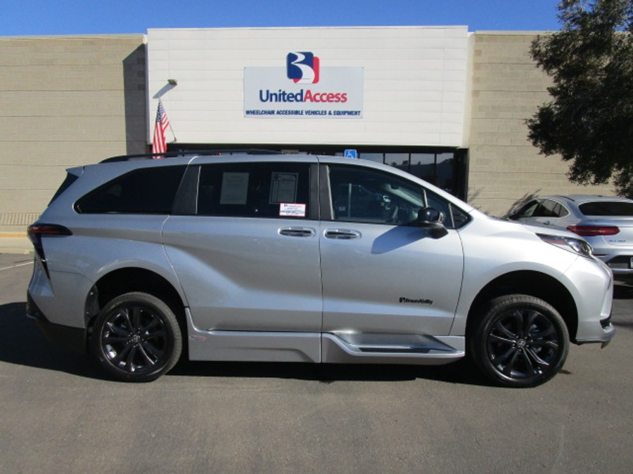 New 2025 Toyota Sienna Hybrid XSE Sport - BraunAbility Side Entry Entry Fold Out Automatic Ramp
