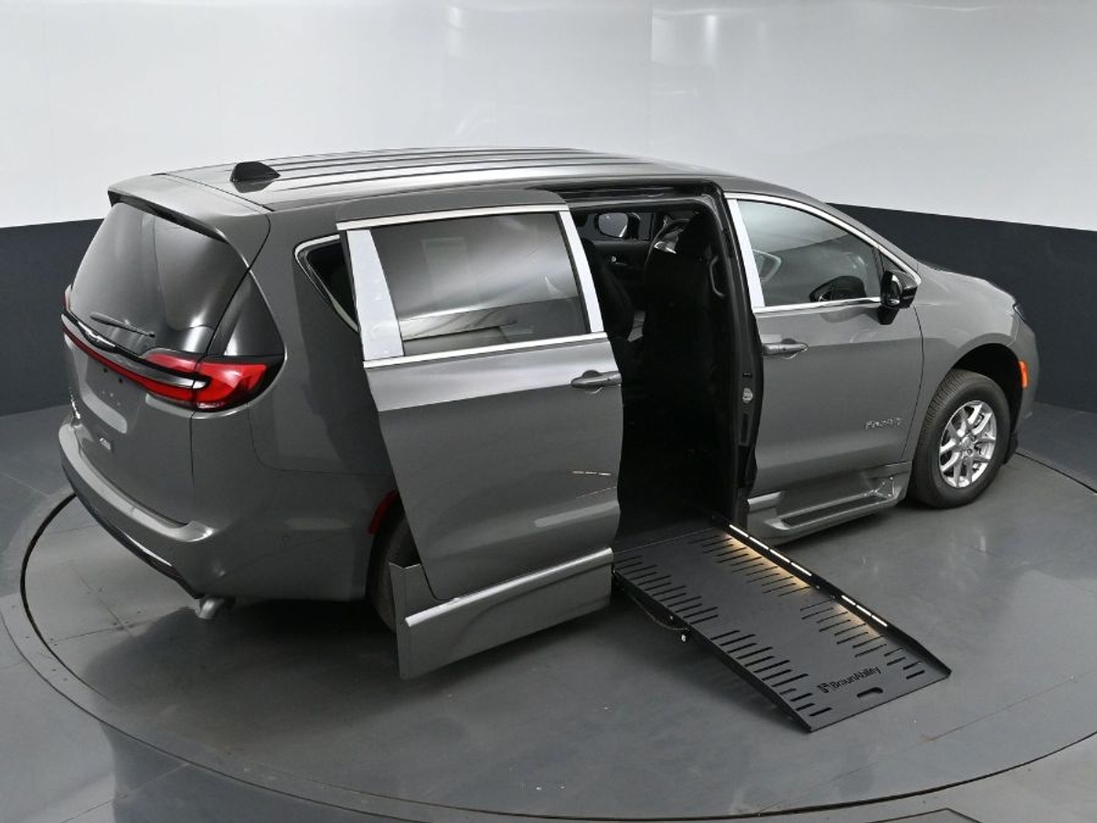 Grey Chrysler Pacifica image number 15