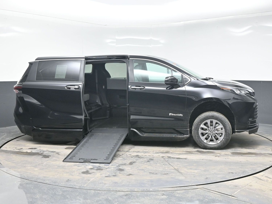 Black Toyota Sienna image number 7