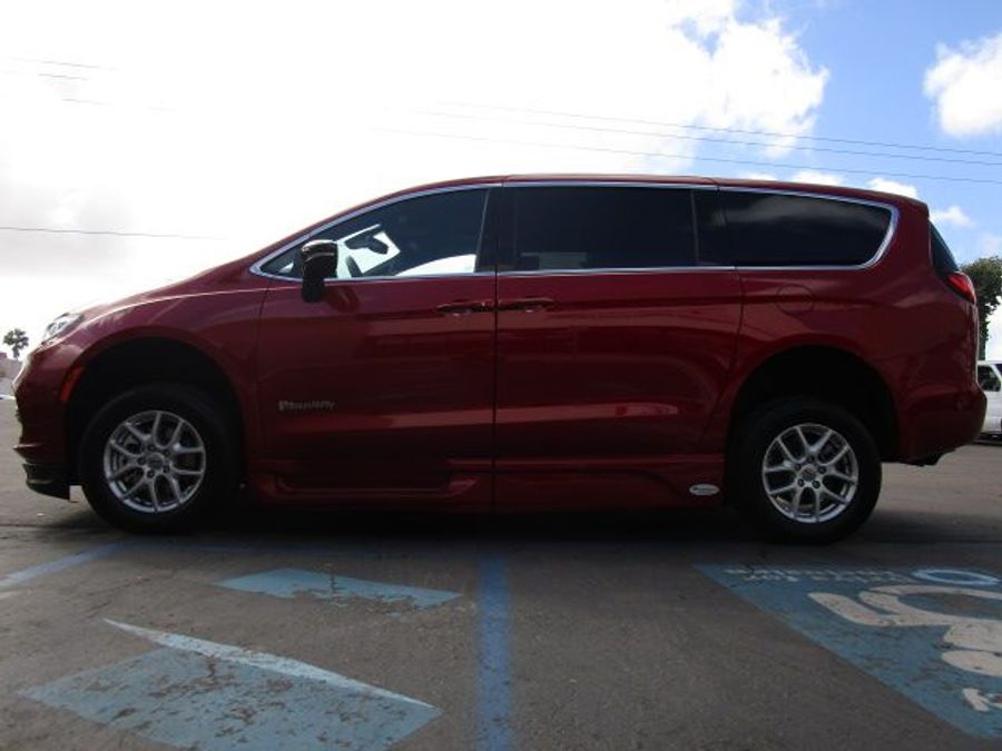New 2025 Chrysler Pacifica Select Safety - BraunAbility Side Entry Entry Fold Out Automatic Ramp