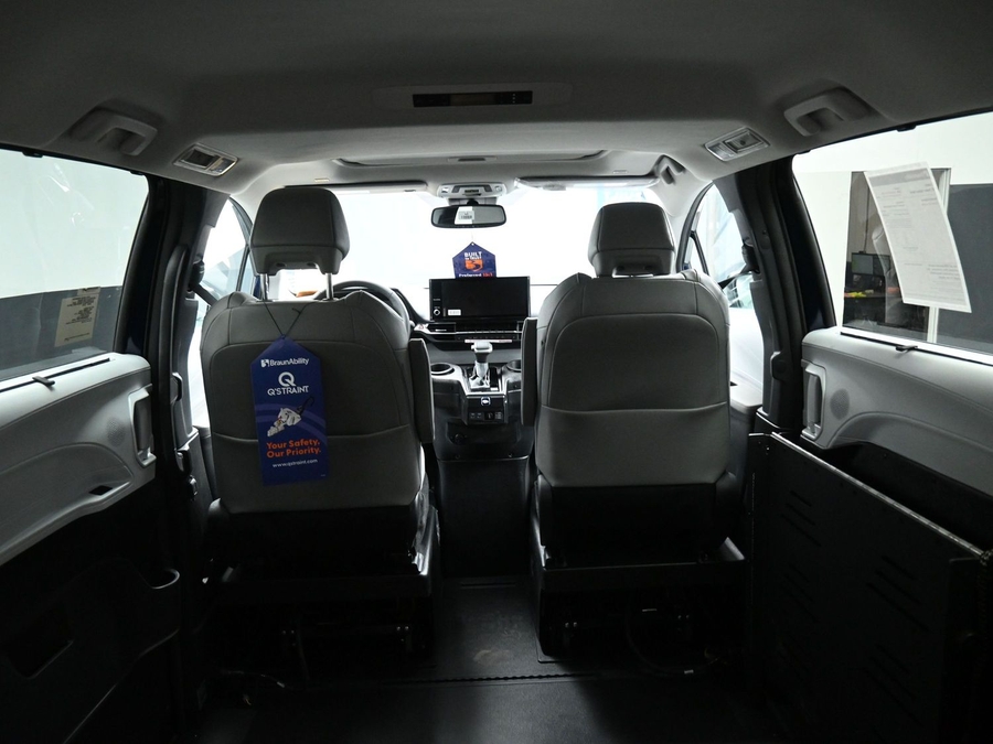 New 2026 Toyota Sienna Hybrid XLE Base - BraunAbility Side Entry Entry Fold Out Automatic Ramp