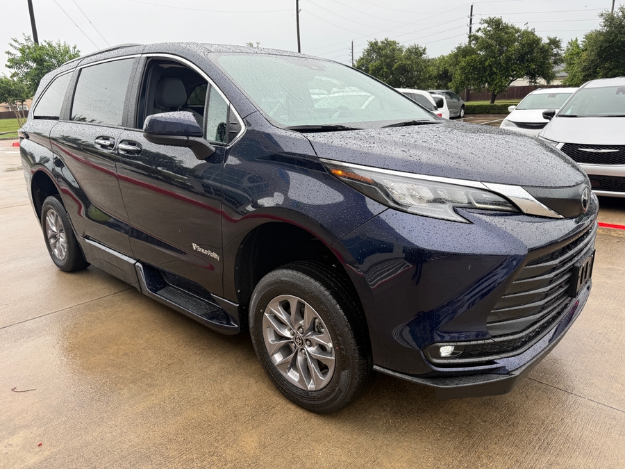 2026 Toyota Sienna XLE 7-Passenger Hybrid FWD's photo