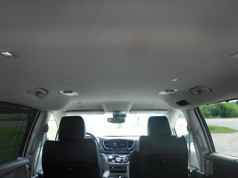 White Chrysler Pacifica image number 15