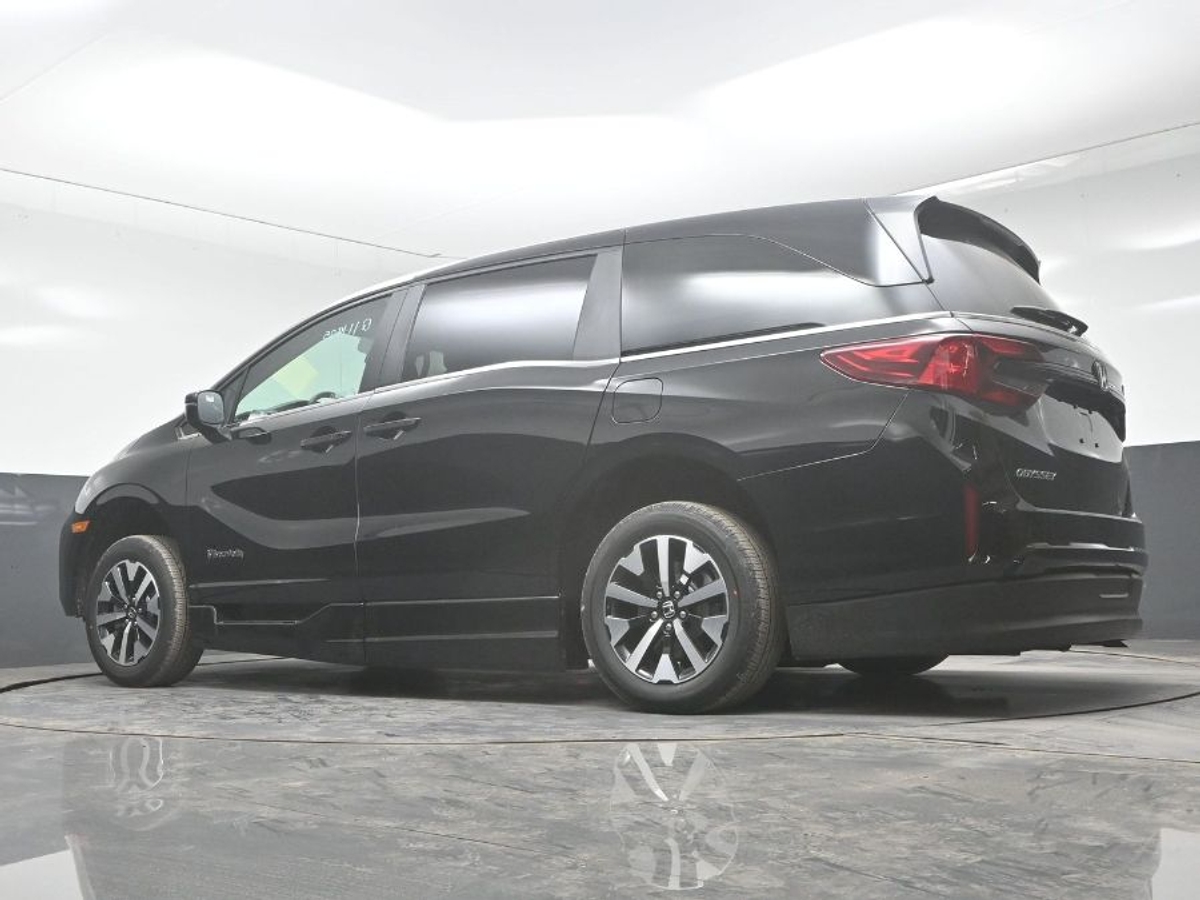 Black Honda Odyssey image number 20
