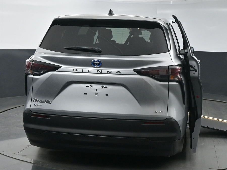New 2025 Toyota Sienna Hybrid XLE Base - BraunAbility Side Entry Entry In Floor Automatic Ramp
