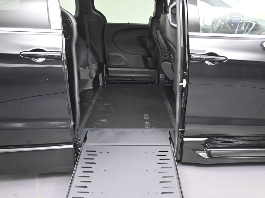 Black Chrysler Pacifica image number 10