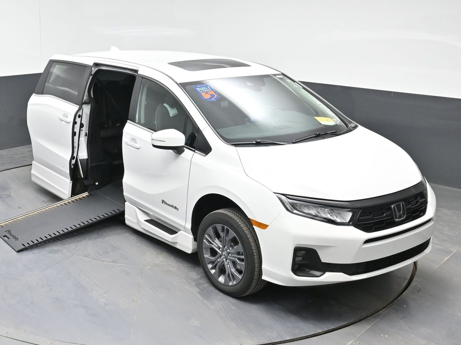 White Honda Odyssey image number 22