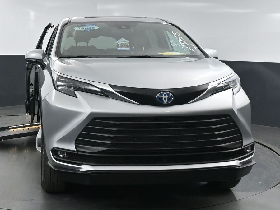 New 2025 Toyota Sienna Hybrid XLE Base - BraunAbility Side Entry Entry Fold Out Automatic Ramp