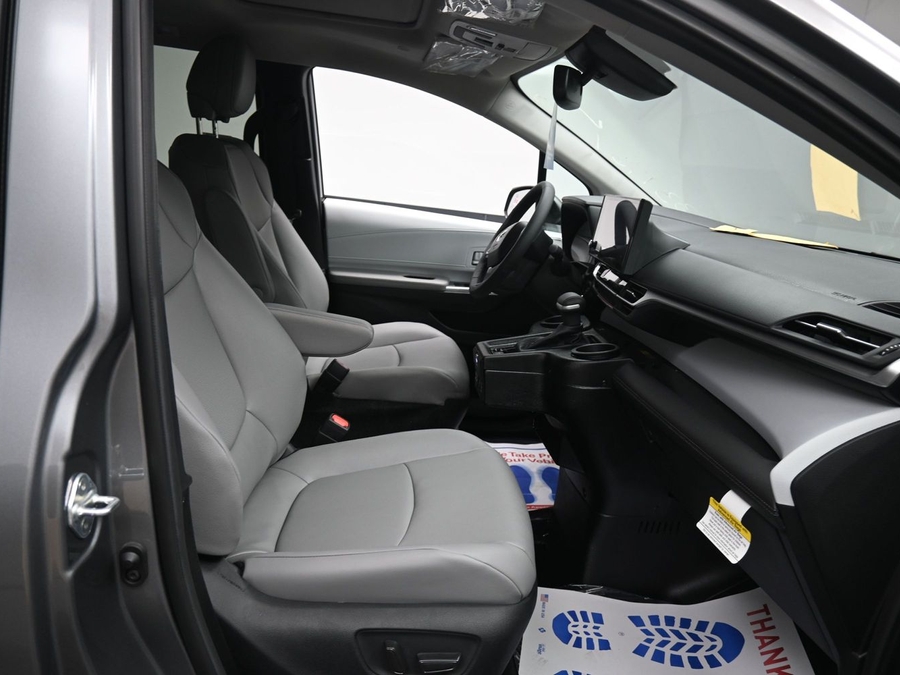 New 2026 Toyota Sienna Hybrid XLE Base - BraunAbility Side Entry Fold Out Automatic Ramp