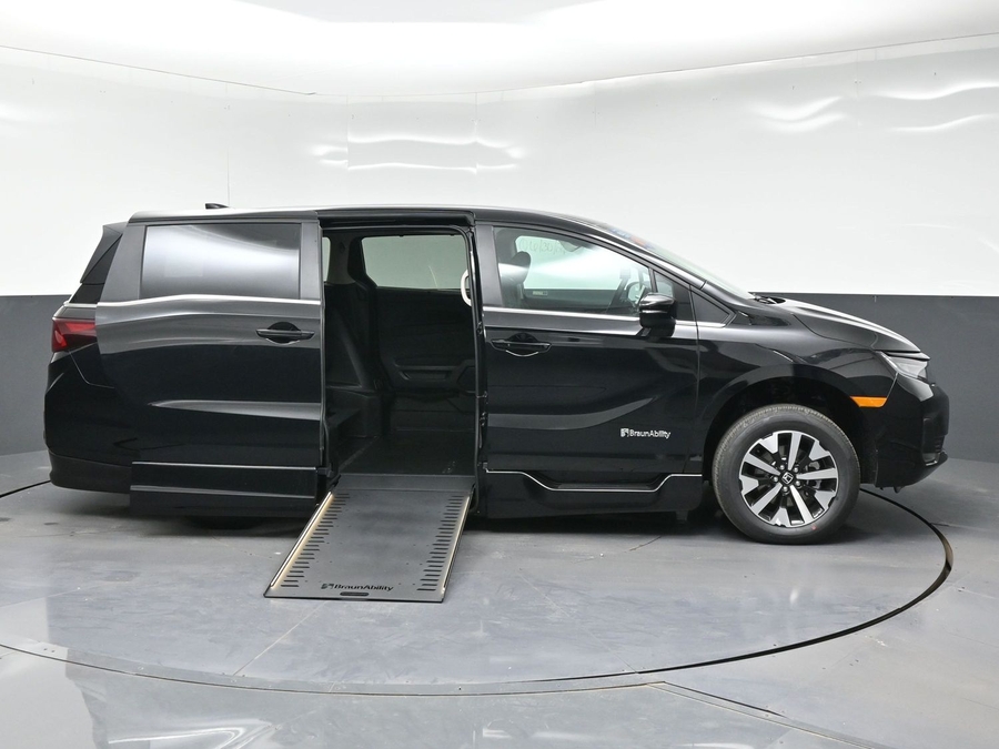 Black Honda Odyssey image number 5