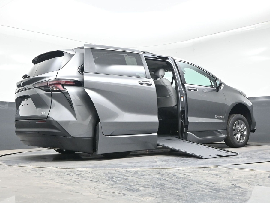 Grey Toyota Sienna image number 22