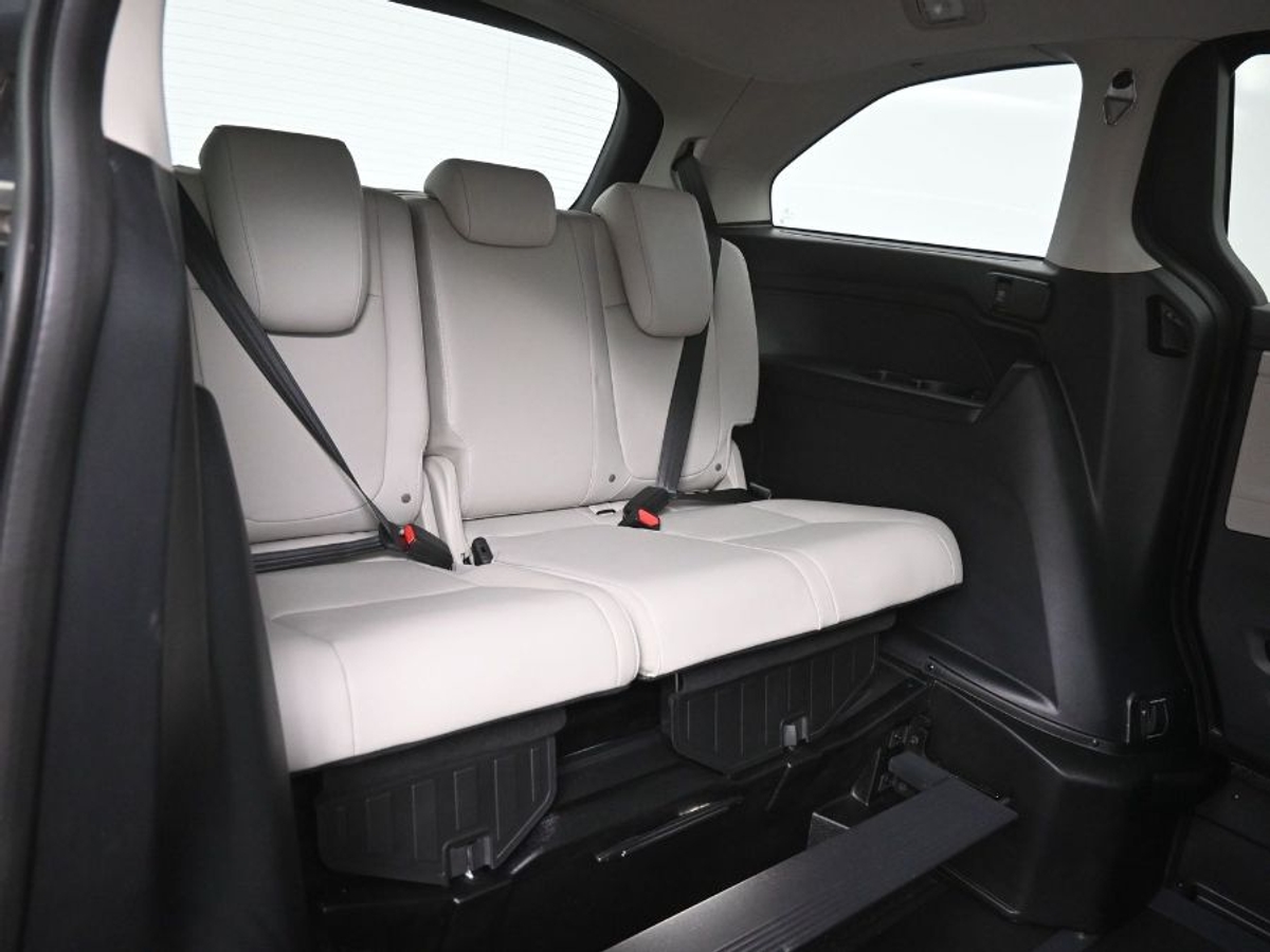 Grey Honda Odyssey image number 9
