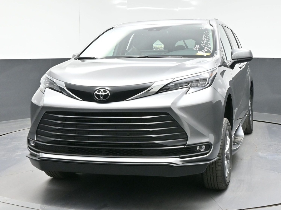 Grey Toyota Sienna image number 1