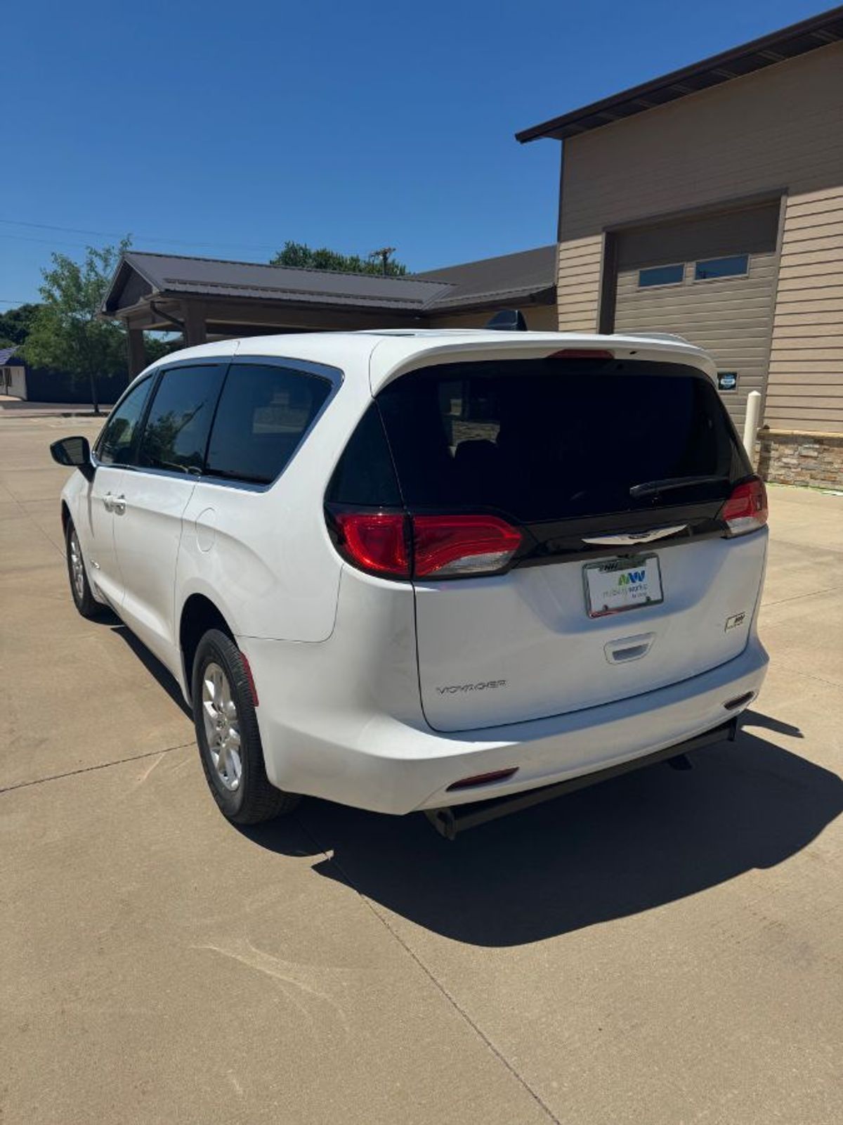 White Chrysler Voyager image number 4
