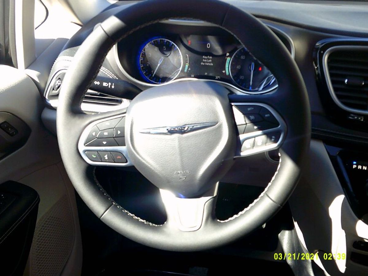 Black Chrysler Pacifica image number 9