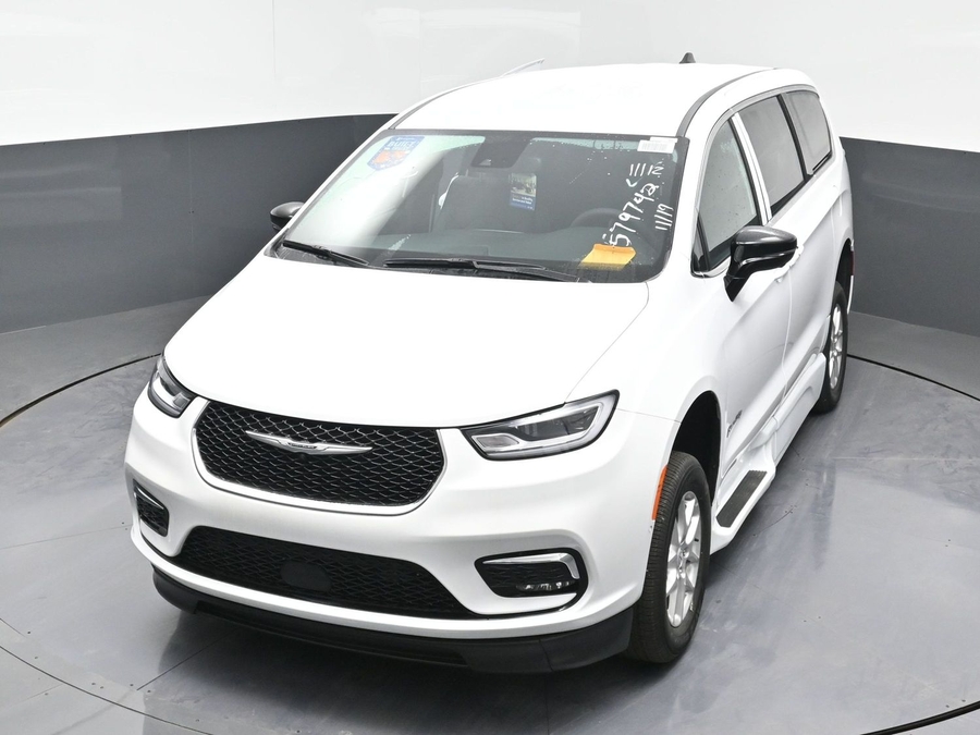 New 2025 Chrysler Pacifica Select Safety - BraunAbility Side Entry Entry Fold Out Automatic Ramp