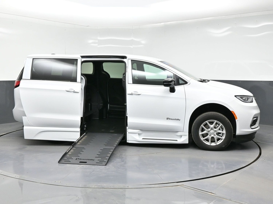 New 2026 Chrysler Pacifica Select Safety - BraunAbility Side Entry Entry Fold Out Automatic Ramp