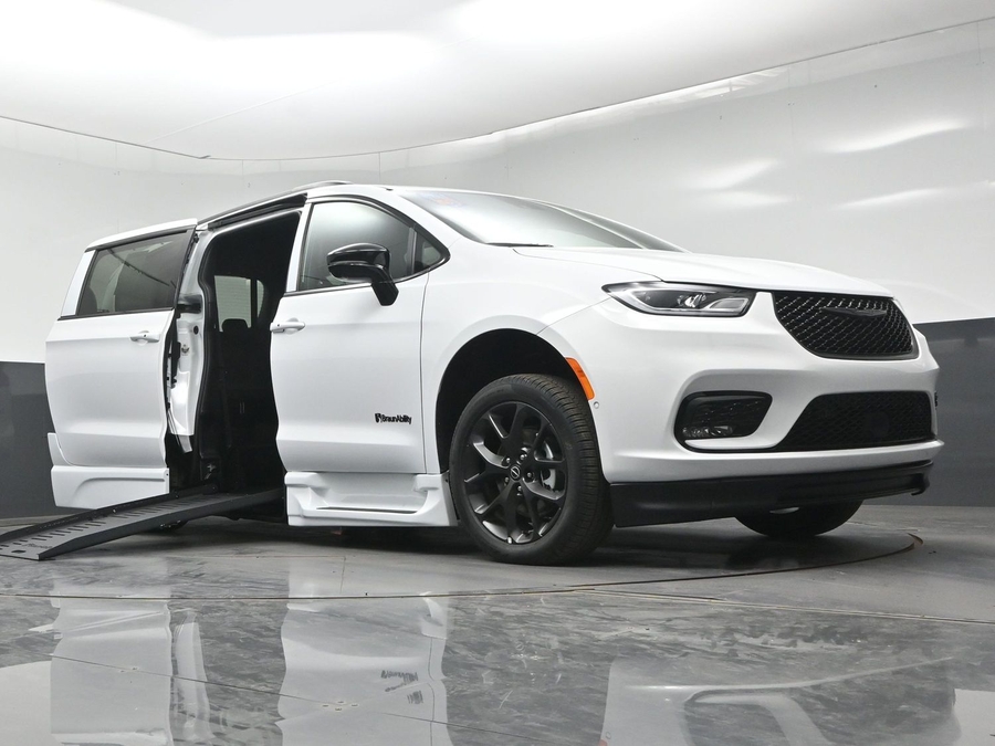 New 2026 Chrysler Pacifica Select Sport - BraunAbility Side Entry Fold Out Automatic Ramp