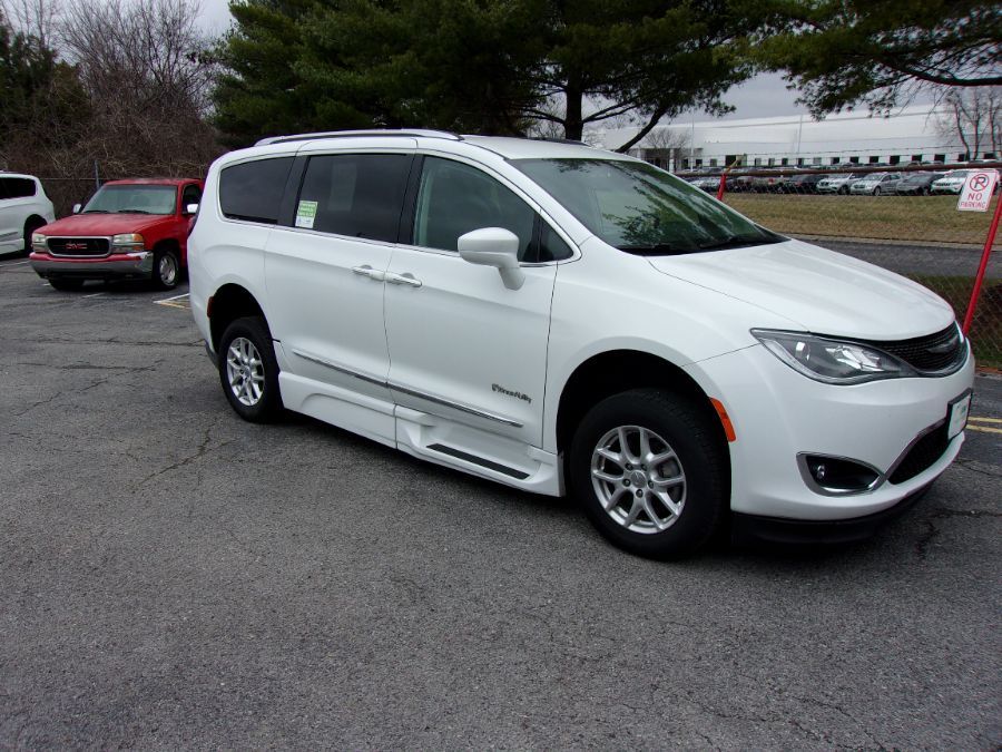 White Chrysler Pacifica image number 10