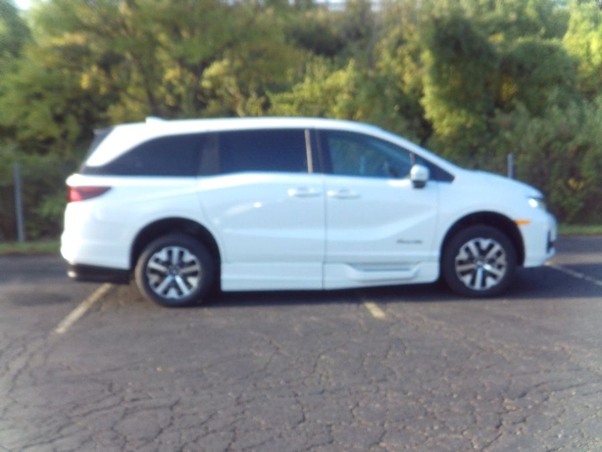 White Honda Odyssey image number 18