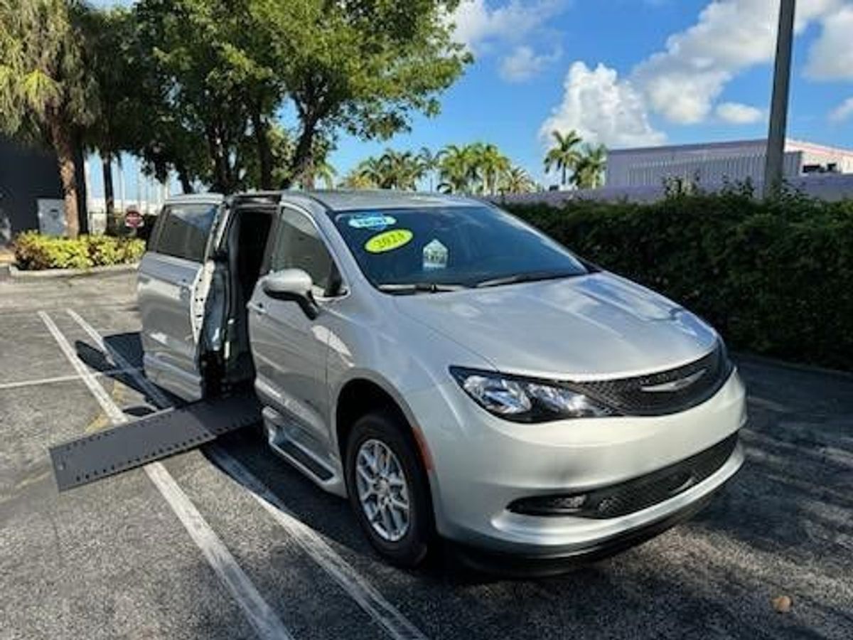2023 CHRYSLER VOYAGER - Image 2