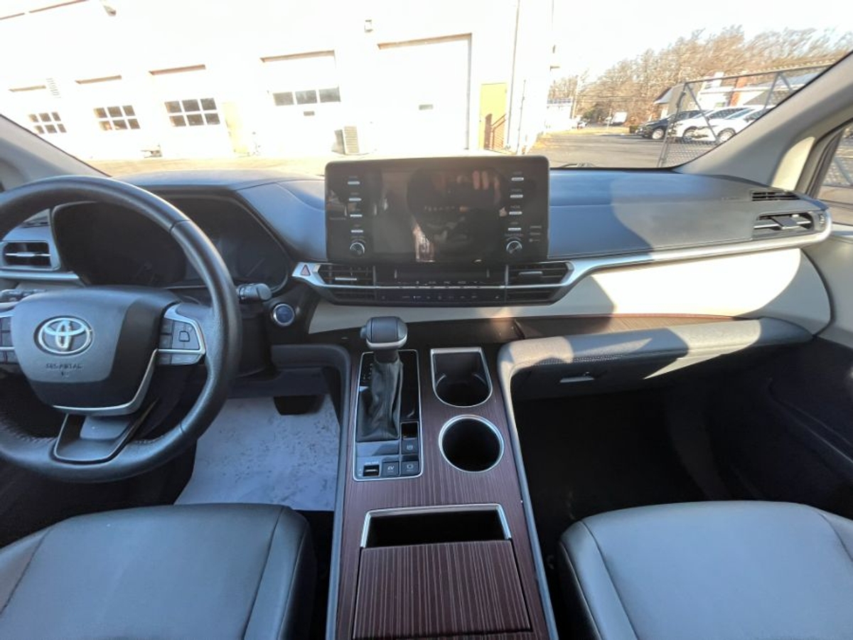 2024 TOYOTA SIENNA - Image 9