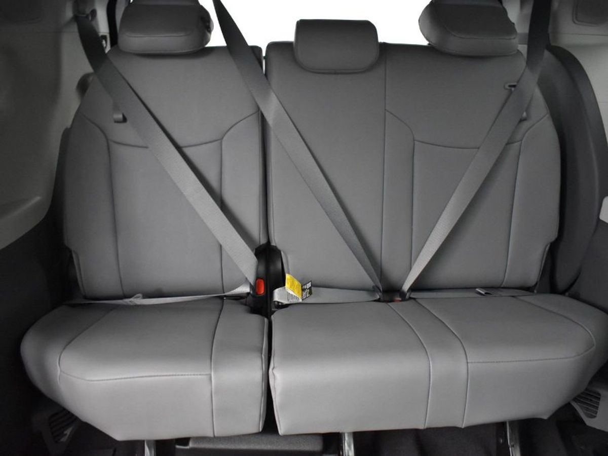 Silver Toyota Sienna image number 4