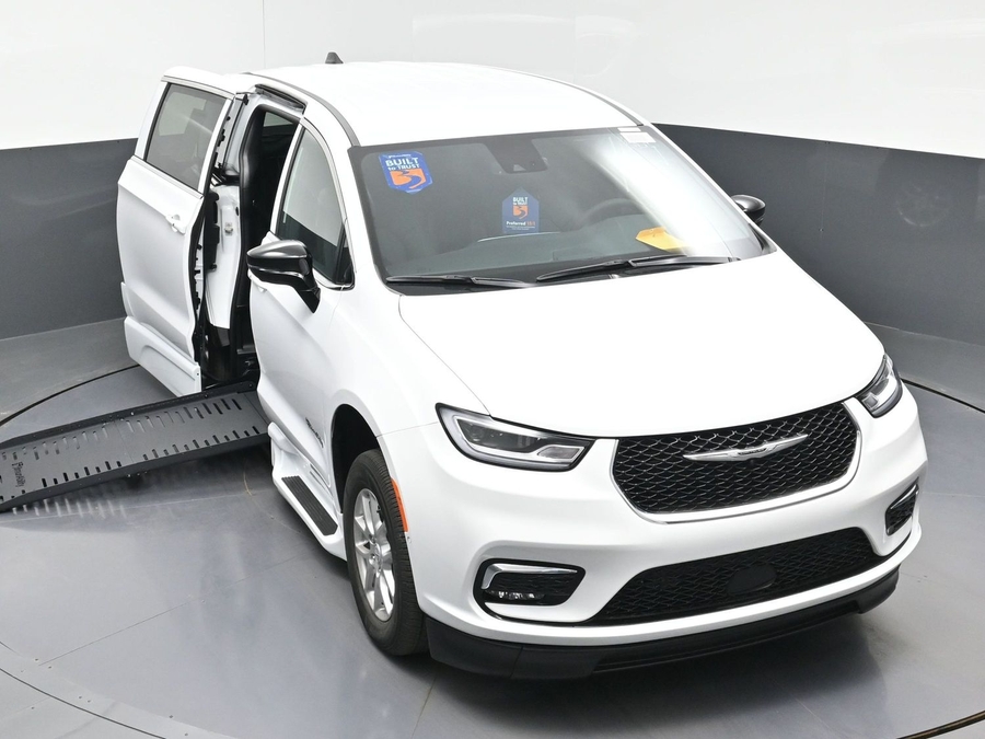 White Chrysler Pacifica image number 20