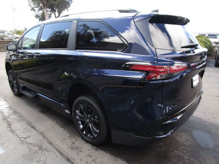 New 2025 Toyota Sienna Hybrid XSE Sport - BraunAbility Side Entry Entry Fold Out Automatic Ramp