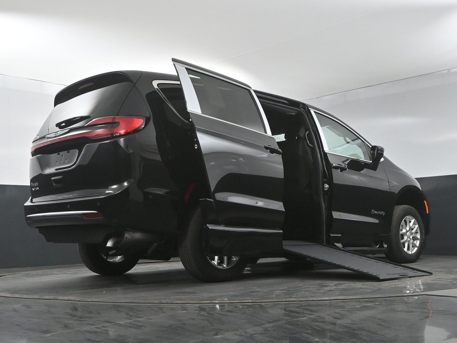 New 2025 Chrysler Pacifica Select Safety - BraunAbility Side Entry Entry In Floor Automatic Ramp