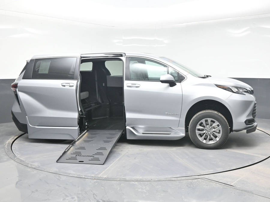 New 2025 Toyota Sienna Hybrid XLE Base - BraunAbility Side Entry Entry Fold Out Automatic Ramp