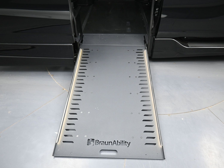 Black Honda Odyssey image number 10