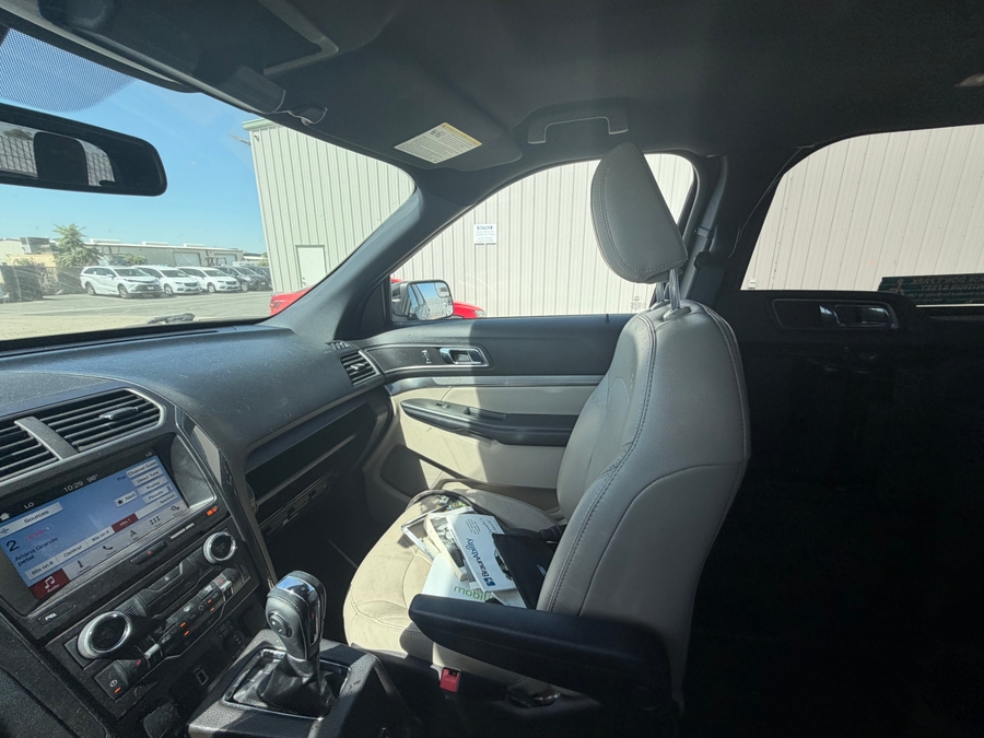  Ford Explorer image number 4