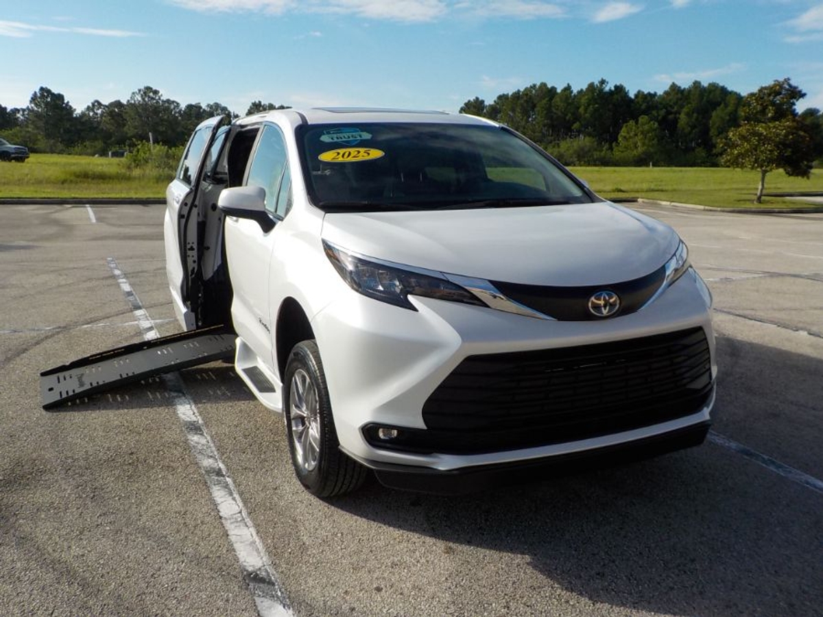 2025 TOYOTA SIENNA - Image 2