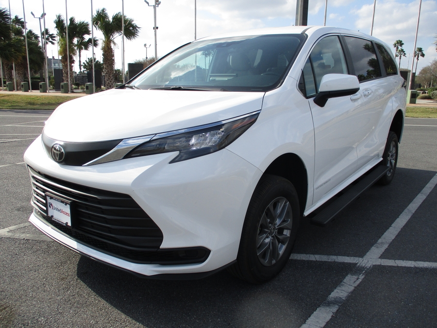 New 2026 Toyota Sienna Hybrid LE w swivel 2nd row - Vantage Mobility Rear Entry Entry Fold Out Manual Ramp