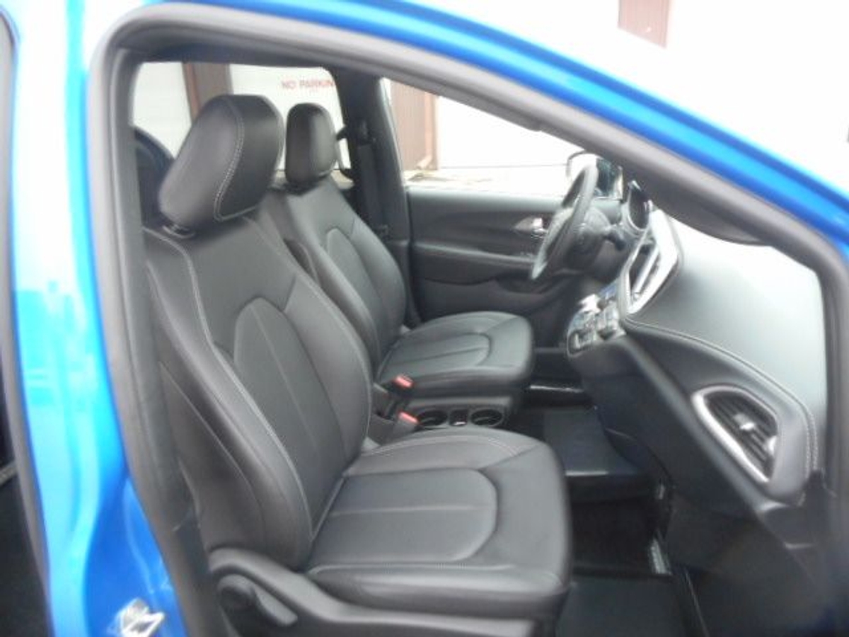 Blue Chrysler Pacifica image number 17