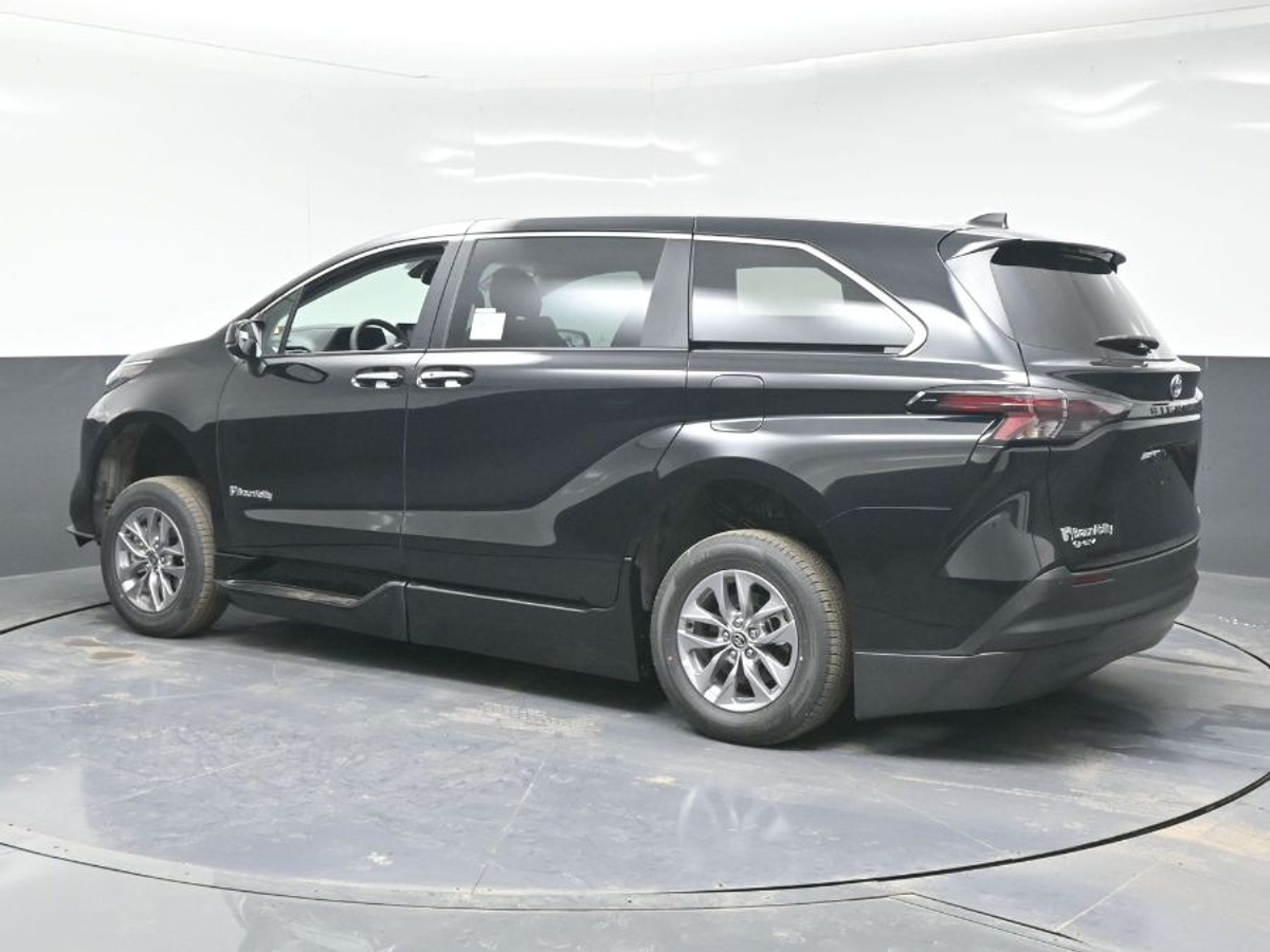 Black Toyota Sienna image number 3