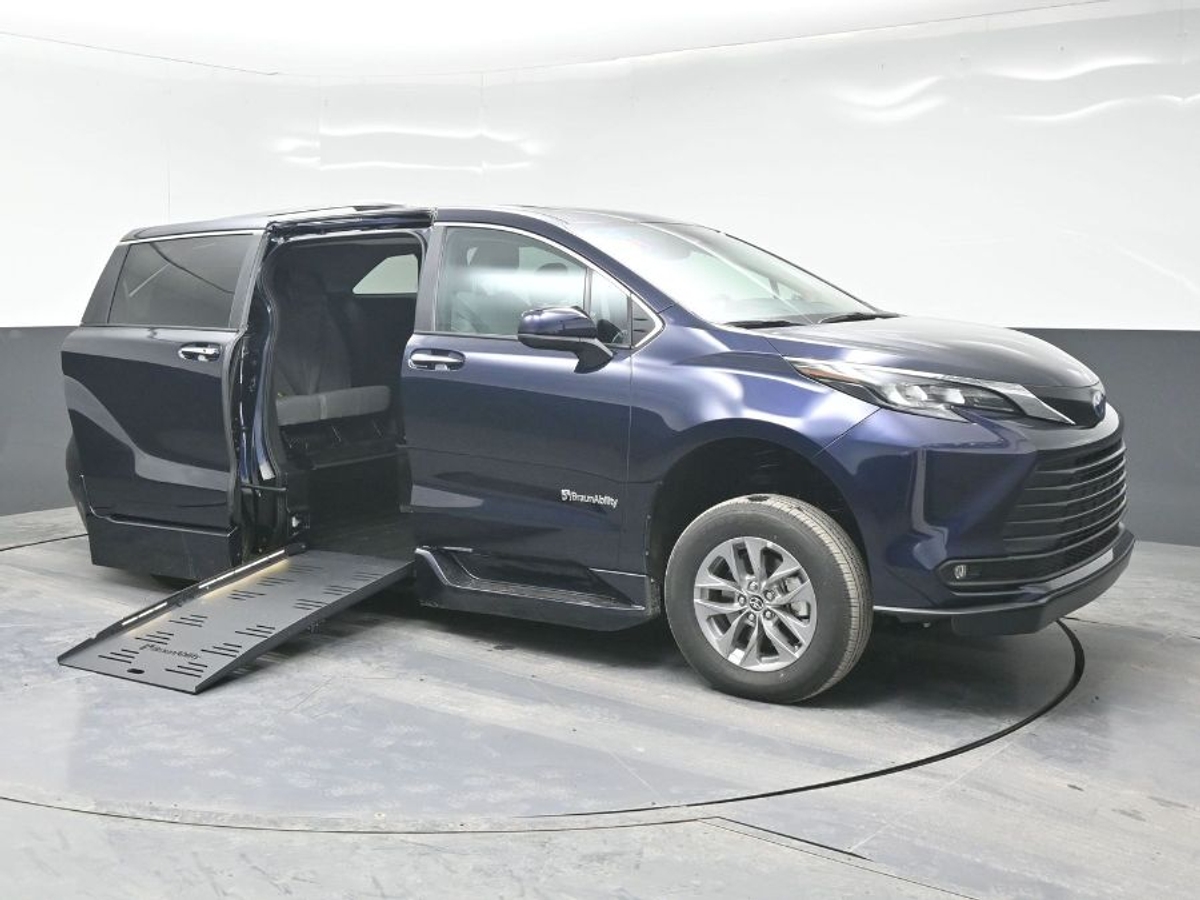 2025 TOYOTA SIENNA - Image 1