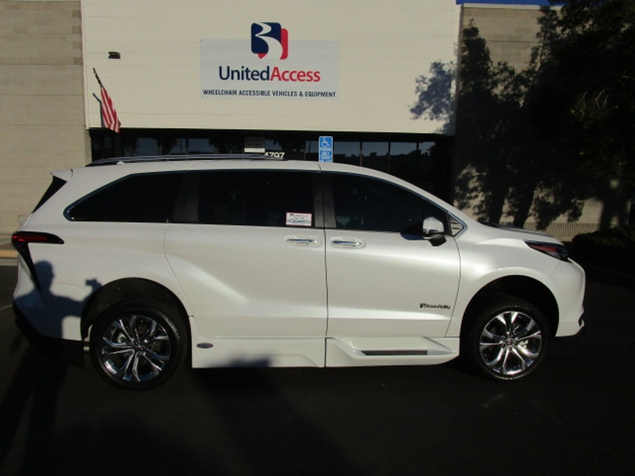 Used 2024 Toyota Sienna Hybrid Platinum - BraunAbility Side Entry Entry Fold Out Automatic Ramp