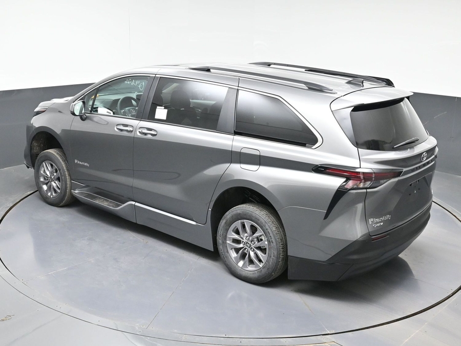 Grey Toyota Sienna image number 21