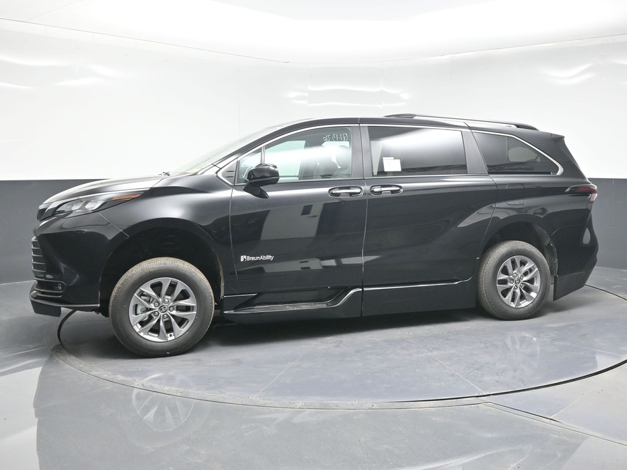 Black Toyota Sienna image number 6