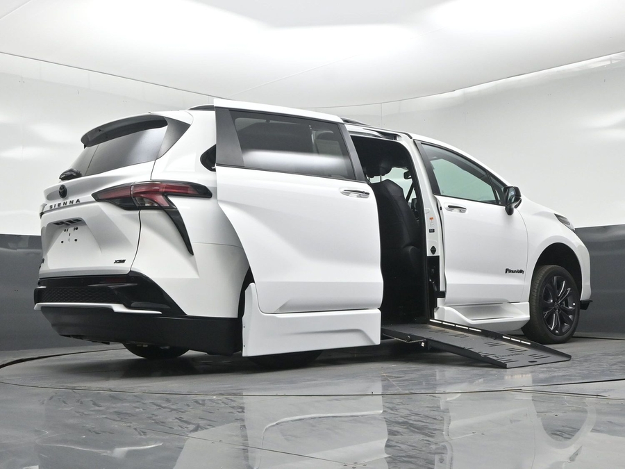 New 2026 Toyota Sienna Hybrid XSE Sport - BraunAbility Side Entry Fold Out Automatic Ramp