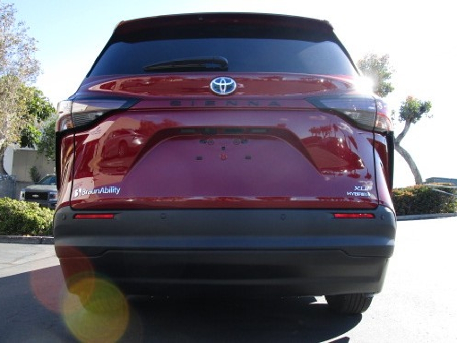 New 2026 Toyota Sienna Hybrid XLE Add - BraunAbility Side Entry Entry In Floor Automatic Ramp