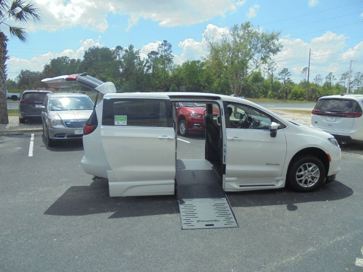 White Chrysler Voyager image number 15
