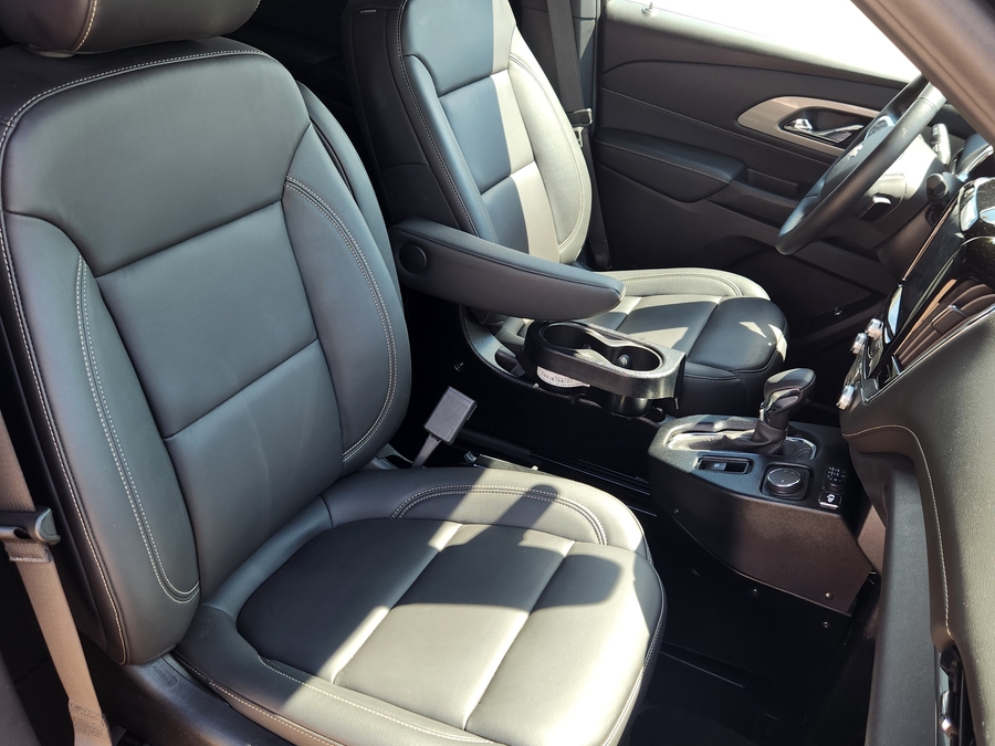 Blue Chevrolet Traverse image number 14