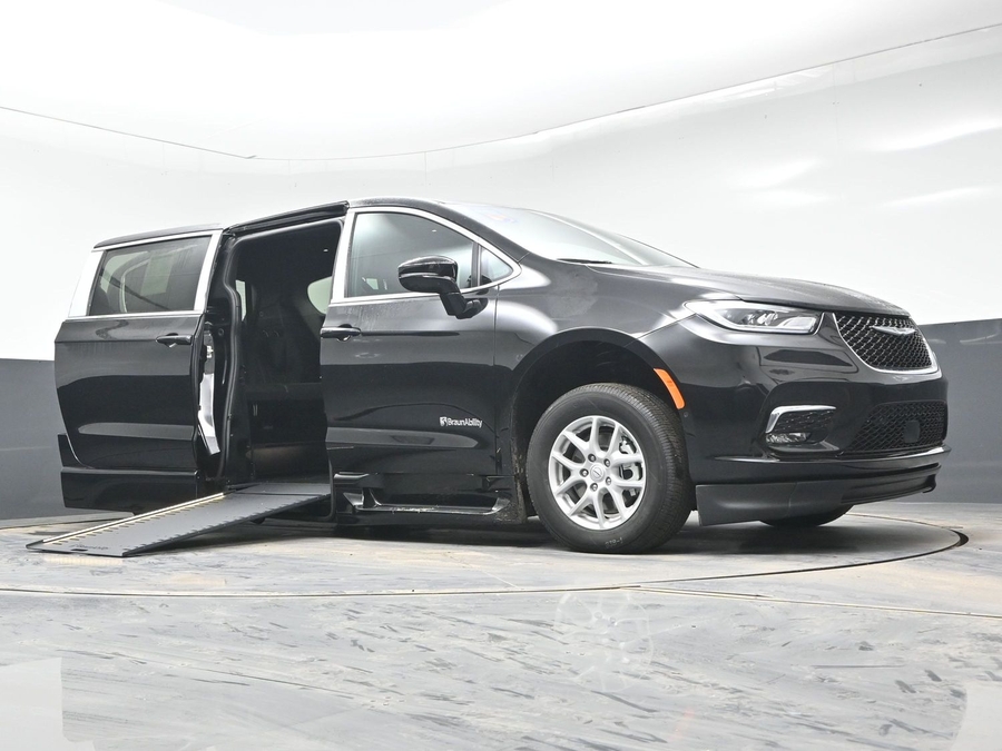 Black Chrysler Pacifica image number 18