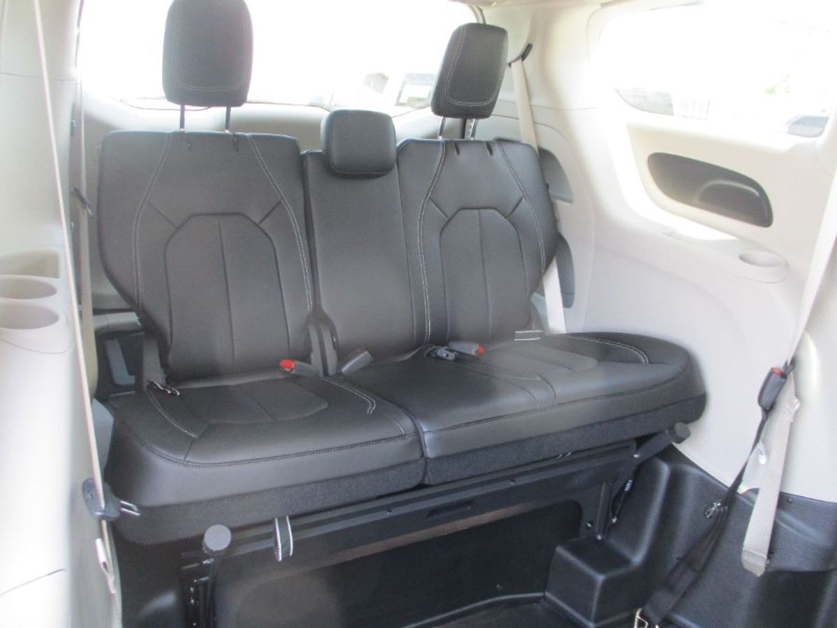 Silver Chrysler Pacifica image number 17